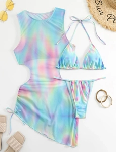 Platliggende set van driedelige gradiënt mesh bikini met strandaccessoires op witte basis