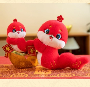 Vista macro detallada del peluche mascota festiva del Año de la Serpiente para 2025