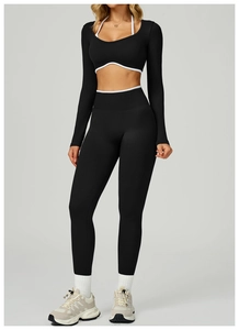 Détail de la bordure contrastée blanche sur le legging taille haute noir et le haut court
