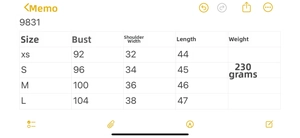 Tableau détaillé des tailles pour ensemble gilet rayé et jupe avec mesures poitrine et longueur