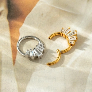 Anelli clicker in acciaio inossidabile con zirconi trapezoidali in oro e argento