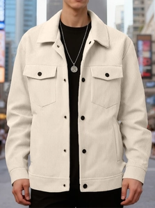 Detail der beigen Cordjacke mit Textur, Brusttaschen und schwarzen Knöpfen
