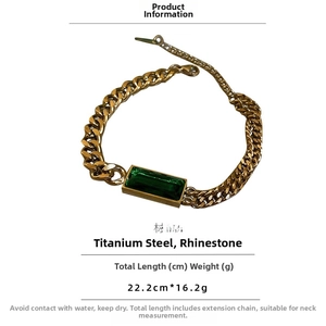 Chaîne cubaine en acier titane doré avec strass vert émeraude et fermoir réglable