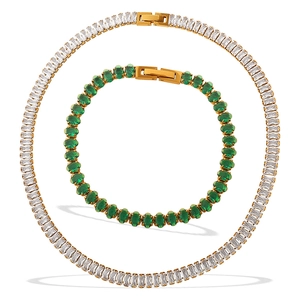 Parure de bijoux étincelants avec collier doré et bracelet vert émeraude pour femme