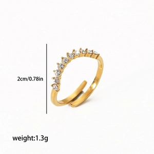 Vue détaillée d'une bague ajustable plaquée or 18 carats avec incrustations de zircon
