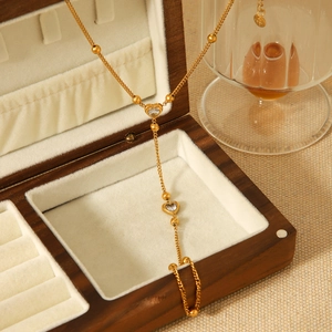 Bracelet coeur en titane doré avec zircon dans un coffret à bijoux en noyer raffiné