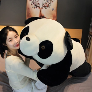 Détail d'une peluche panda géante de 120 cm avec fourrure douce et traits réalistes