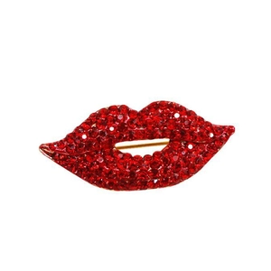 Fashionable red crystal lip brooch with sparkling rhinestones in a gold-plated setting