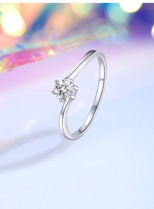 Macro dell'incisione S925 sull'anello in argento sterling con moissanite da 0,3 carati