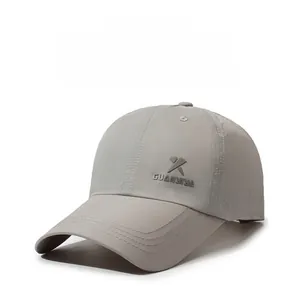 Détail de la casquette de baseball gris clair à séchage rapide avec trous de ventilation