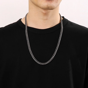 Collier maille gourmette 8mm en acier inoxydable gris fusil porté par un mannequin
