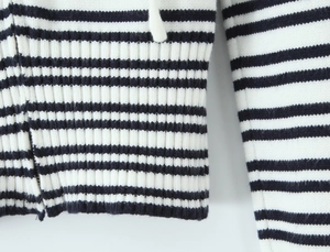 Detaillierte Makroaufnahme von schwarz-weiß gestreiftem Strickstoff und Rippsaum der Jacke