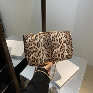 Elegante borsa a tracolla leopardata con catena dorata e patta quadrata di tendenza