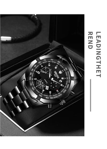 Détail d'une montre à quartz avec cadrans chronographes et tachymètre sur coffret en cuir