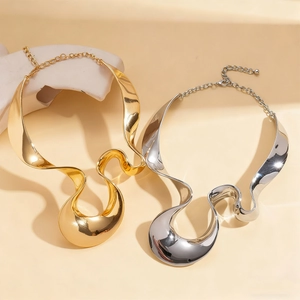 Exaggerated liquid-look irregular geometric metallic collar necklace in gold and silver