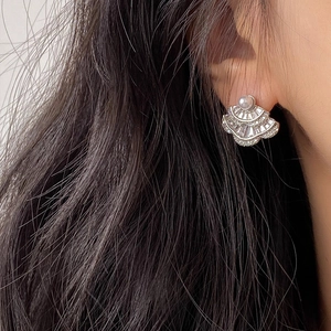 Boucles d'oreilles pendantes en éventail argenté avec pavé de zircons et perle