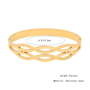 Detalle del brazalete de acero inoxidable dorado, dimensiones 6.5x5.5cm y peso 21g