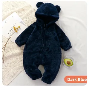 Détail de la barboteuse en peluche bleue pour bébé avec capuche à oreilles d'ours et zip