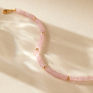Damen Armband mit rosa Edelsteinperlen und vergoldeten Zwischenperlen