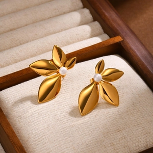 Boucles d'oreilles feuilles dorées avec perles blanches dans un coffret cadeau luxe