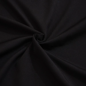 Primer plano de la textura de encaje negro con pliegues suaves y tejido de densidad