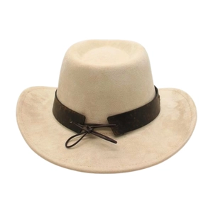 Détail de chapeau de cowboy en feutre de laine beige avec bandeau en cuir marron foncé