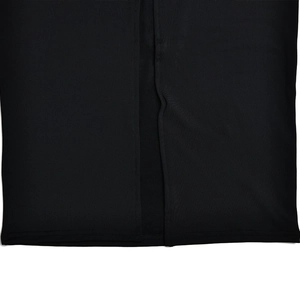 Gros plan détaillé sur la texture du tissu élastique et la fente de l'ourlet de la robe noire