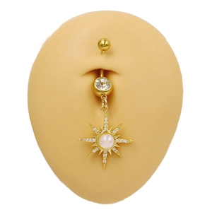 Detail eines goldenen Bauchnabelpiercings mit Sternanhänger, Zirkonia und Opal-Inlay