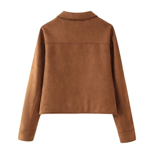 Vista trasera de chaqueta biker de gamuza marrón con solapa y silueta corta retro