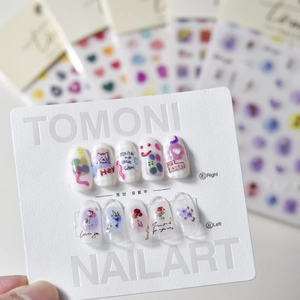 Detail van 5D schattige kat en paarse bloemen handgemaakte kunstnagel stickers