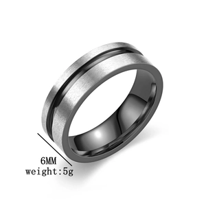Detailansicht eines 6mm matt silbernen und schwarzen Titanstahlrings, Gewicht 5g.