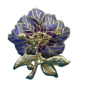 Vue arrière d'une broche pivoine en émail violet avec fermoir doré sur fond blanc pur