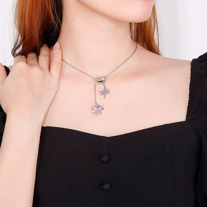 Collier en acier inoxydable argenté avec pendentifs libellule et papillon sur un mannequin