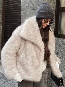 Giacca chic in ecopelliccia beige con ampi revers e morbida trama per l'inverno