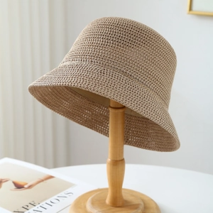 Cappello a secchiello in paglia intrecciata kaki chiaro su supporto in legno per il sole