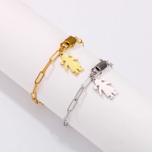 Bracelet chaîne trombone en acier titane avec breloque silhouette fille en or et argent