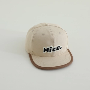 Détail de casquette enfant avec broderie Nice et visière contrastée marron