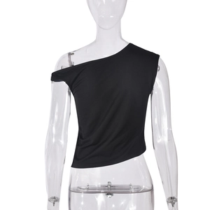 Détail d'un débardeur noir asymétrique ajouré avec tissu côtelé élastique sur mannequin