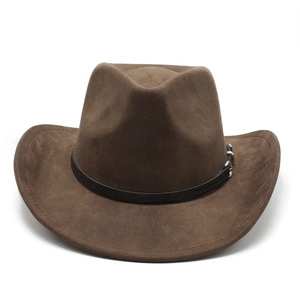 Détail d'un chapeau de cowboy marron vintage avec ceinture en cuir noir et boucle métal