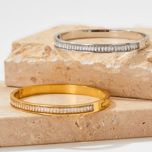 Bracelet en acier inoxydable poli avec zircons rectangulaires en finitions or et argent