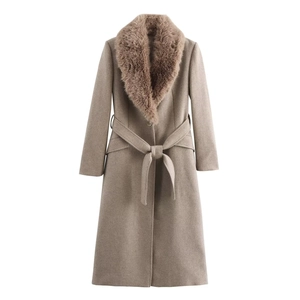 Détail du manteau en laine kaki avec col en fausse fourrure et ceinture à la taille