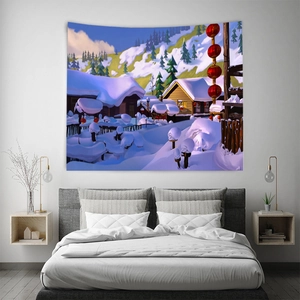 Vue détaillée d'une tapisserie de village de Noël suspendue dans une chambre moderne