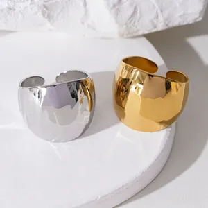 Minimalistische Ringe aus 18K Gold und Edelstahl mit unregelmäßiger welliger Textur
