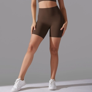 Detail of high-waist seamless brown yoga shorts with breathable fabric for fitness