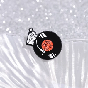 Broche disque vinyle rétro avec inscription Music Heals My Soul sur fond de perle