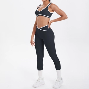 Detail der High-Waist-Yogahose mit V-förmigem Cross-Bund und weißer Paspelierung