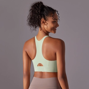 Détail du soutien-gorge de sport vert menthe sans couture avec dos nageur et agrafes