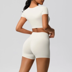 Rückansicht des cremeweißen Yoga-Sets mit kurzem Oberteil und High-Waist-Shorts für Damen