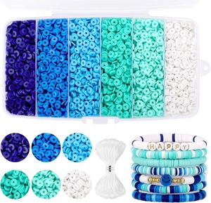 Détail macro du kit de perles Heishi en 6 couleurs avec perles alphabet et fil élastique