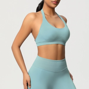 Détail d'un ensemble de yoga sans couture bleu clair avec legging et brassière dos nu